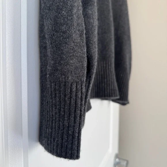 NWT QUINCE Women Mongolian Cashmere Oversized V-Neck Sweater Heather Charcoal XS - Picture 5 of 11